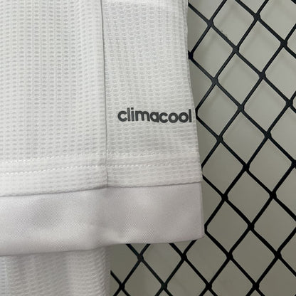 Camisa e shorts retrô infantil do Real Madrid 2015/16