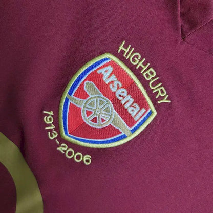 Camisa e shorts retrô infantil do Arsenal 2005/06