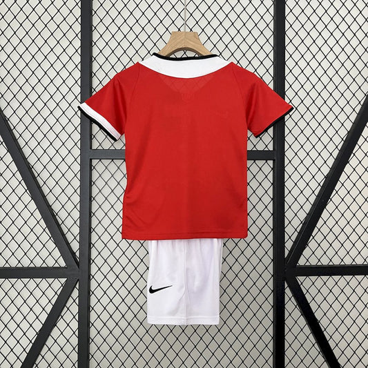 Manchester United 2005/06 Home Kids Retro Jersey And Shorts