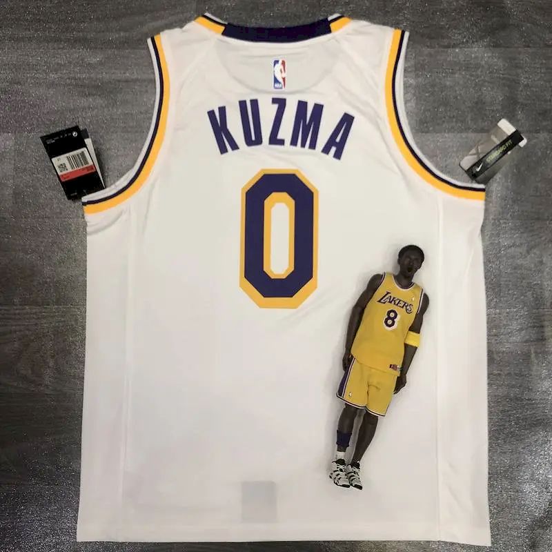 Camisa Kyle Kuzma branca masculina versão jogador