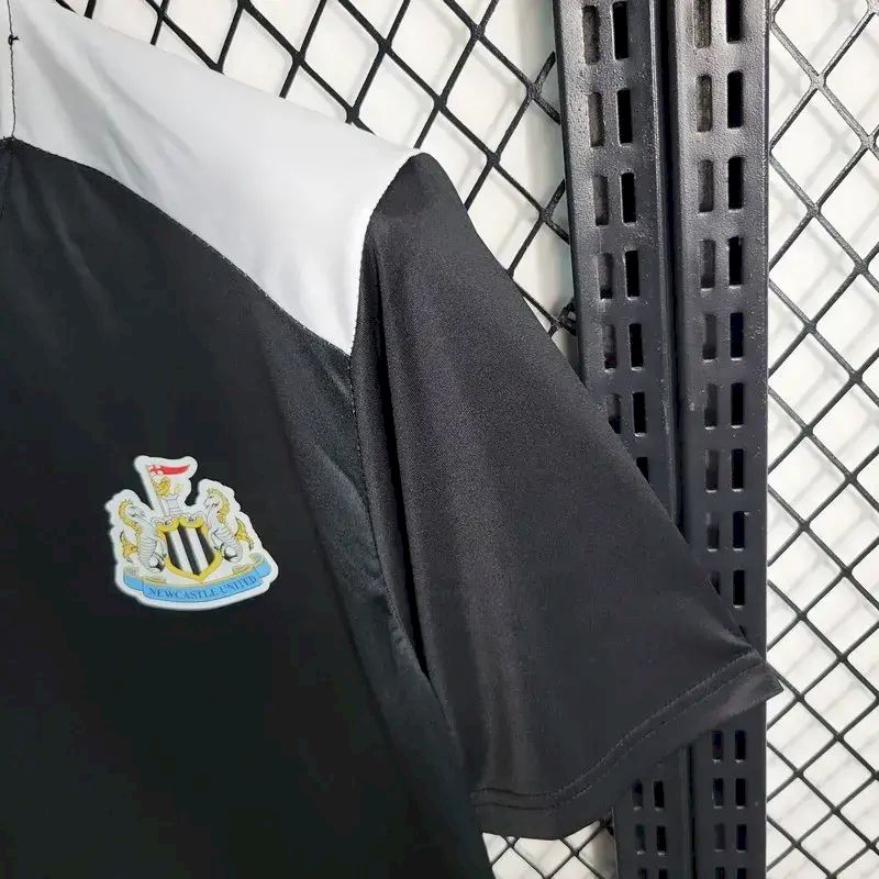 Camisa de treino pré-jogo do Newcastle United 2023/24