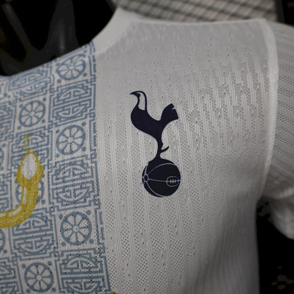 Camisa Tottenham Hotspur 2025/26 Edição Cobra Ouro Branco Versão Jogador