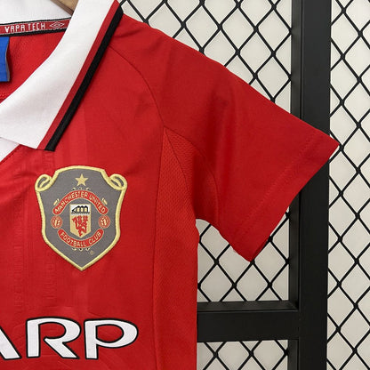 Camisa e shorts retrô infantil Manchester United 1999/00