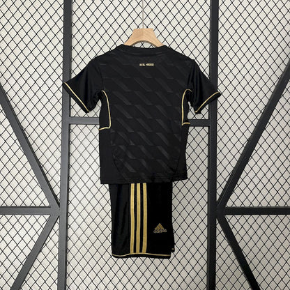 Camisa e shorts retrô infantil do Real Madrid 2011/12