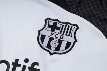 Camisa de treino adulto Barcelona 2023/24 + short 815
