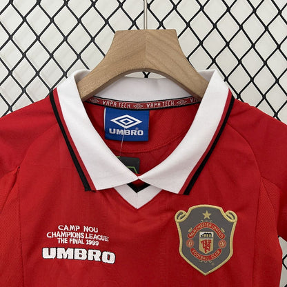 Camisa e shorts retrô infantil Manchester United 1999/00