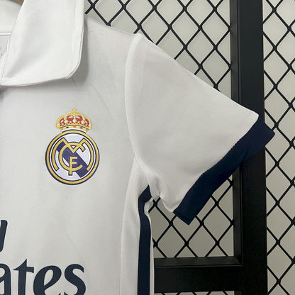 Camisa e shorts retrô infantil do Real Madrid 2016/17