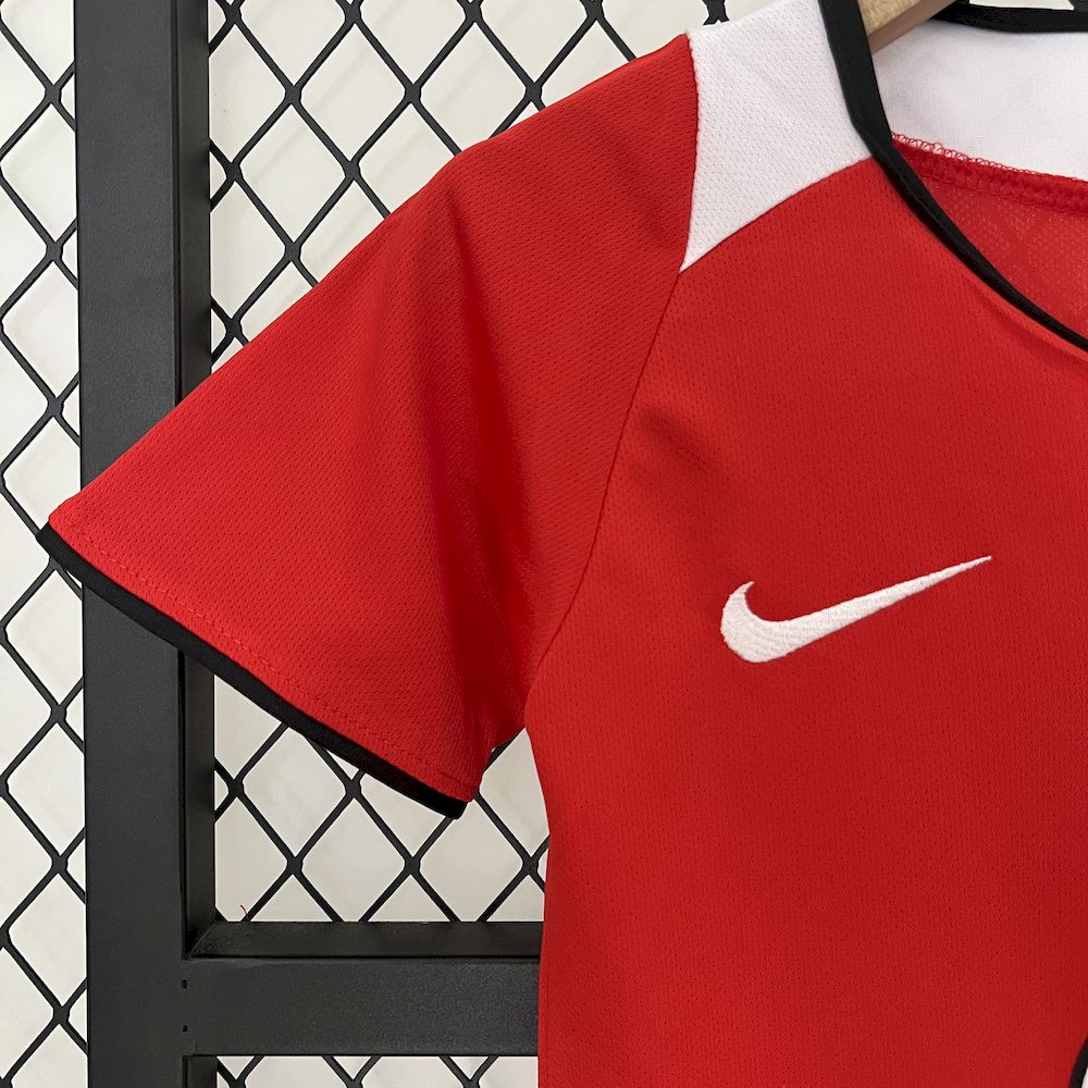 Camisa e shorts retrô infantil Manchester United 2005/06