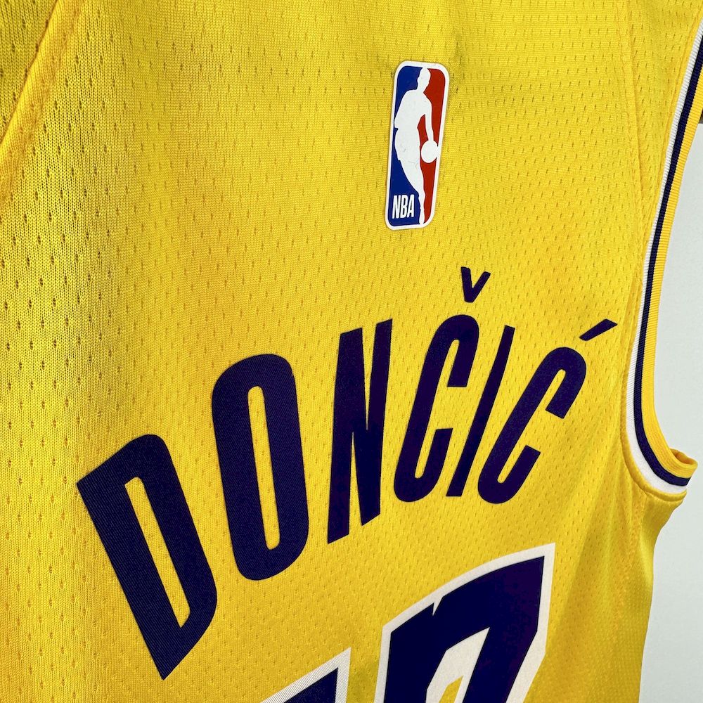 Edição Ícone do Los Angeles Lakers 2023/24 DONCIC#77