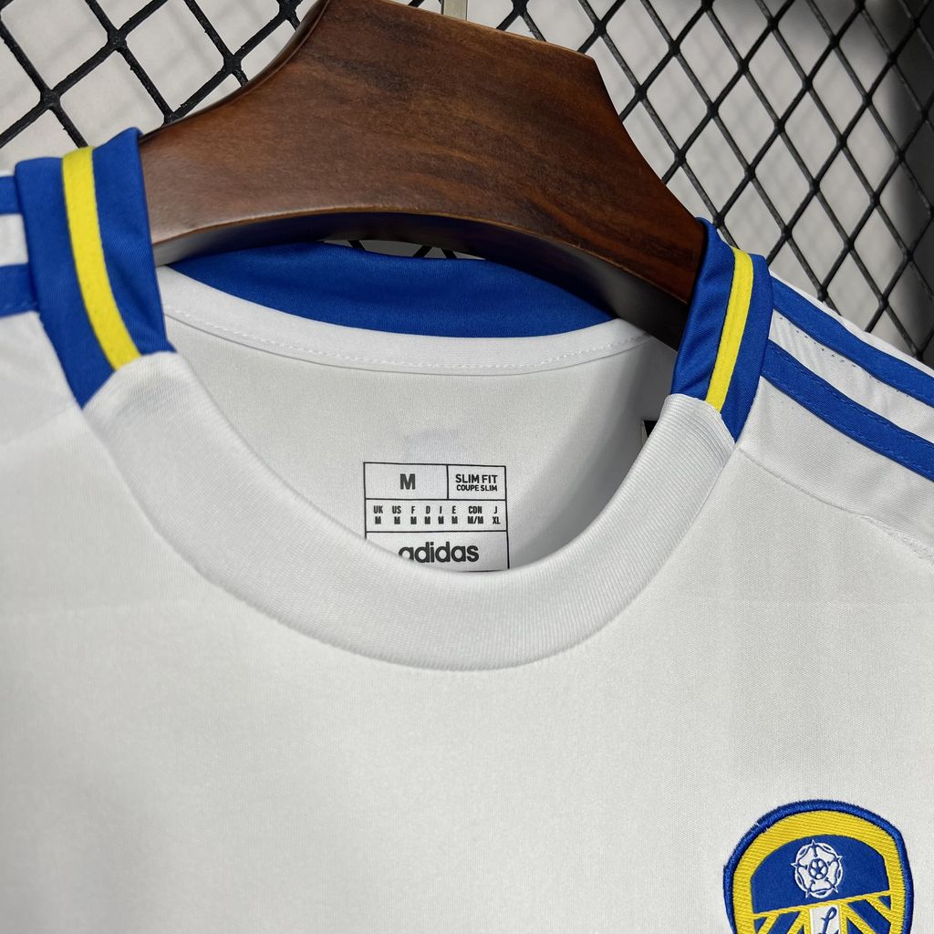Camisa titular do Leeds United FC 2024/25