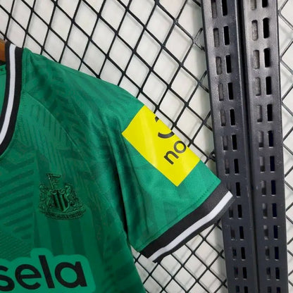 Kit reserva infantil do Newcastle United 2023/24
