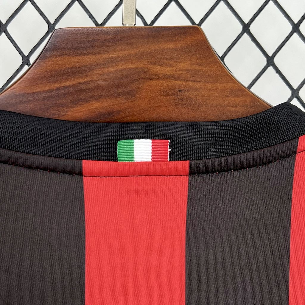 Camisa retrô titular do AC Milan 2017/18