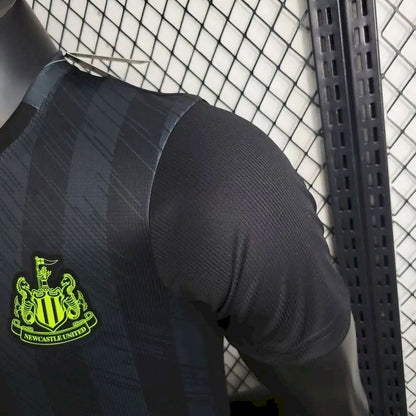Camisa pré-jogo do Newcastle United 2023/24, versão do jogador
