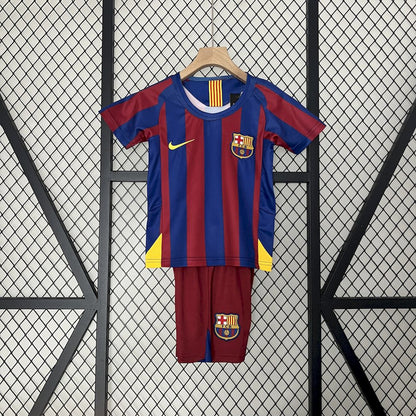 Camisa e shorts retrô infantil do Barcelona 2005/06