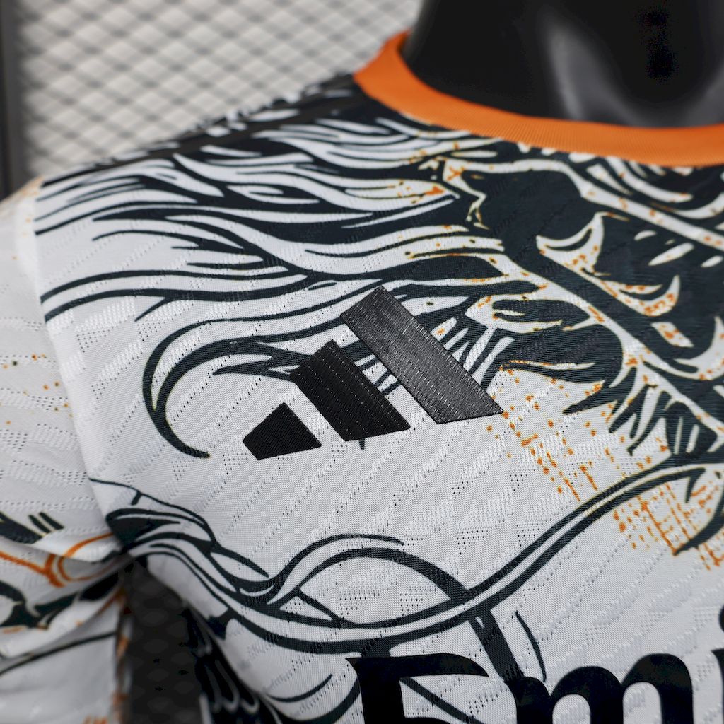 Camisa Real Madrid 2025/26 Preto e Branco Versão Dragão Versão Jogador
