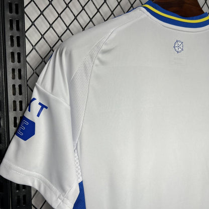 Camisa titular do Leeds United FC 2024/25