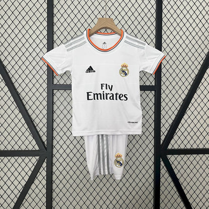 Camisa e shorts retrô infantil do Real Madrid 2013/14