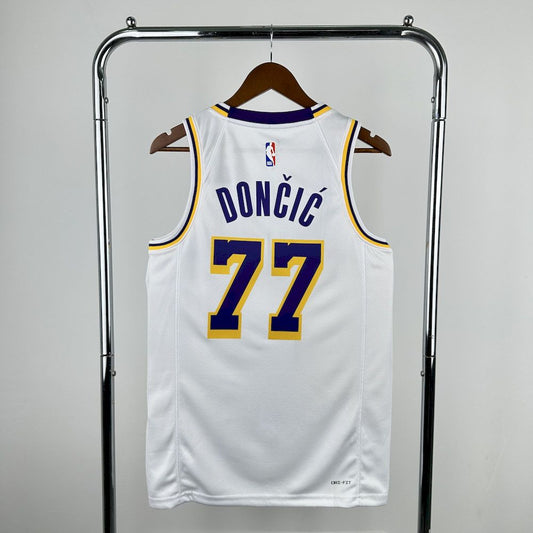 Edição da Associação Los Angeles Lakers 2023/24 DONCIC#77