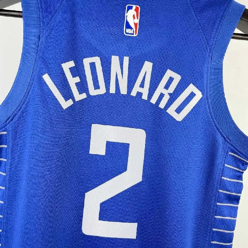 Camisa azul do time juvenil Kawhi Leonard
