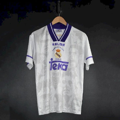 Camisa retrô dos campeões do Real Madrid 1996/97