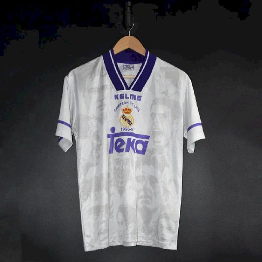 Camisa retrô dos campeões do Real Madrid 1996/97