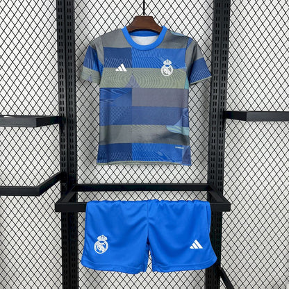 Kit infantil de treino pré-jogo do Real Madrid 2025/26