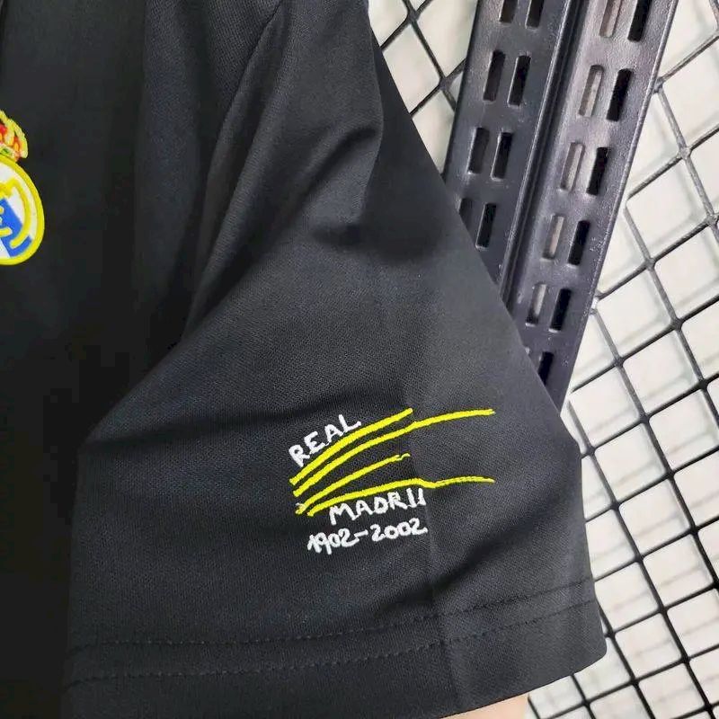 Camisa retrô da edição reserva da Liga dos Campeões do Real Madrid 2002/03
