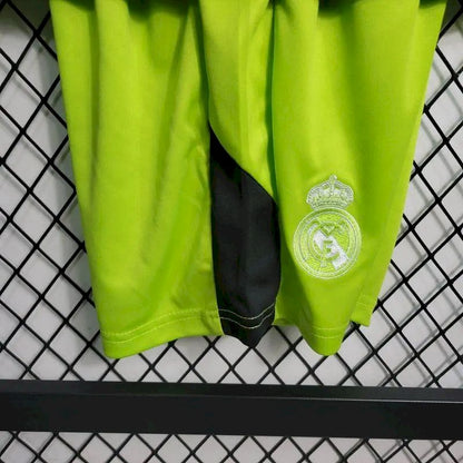 Kit de goleiro infantil verde do Real Madrid 2023/24