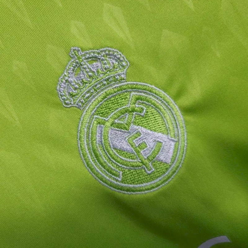 Kit de goleiro infantil verde do Real Madrid 2023/24