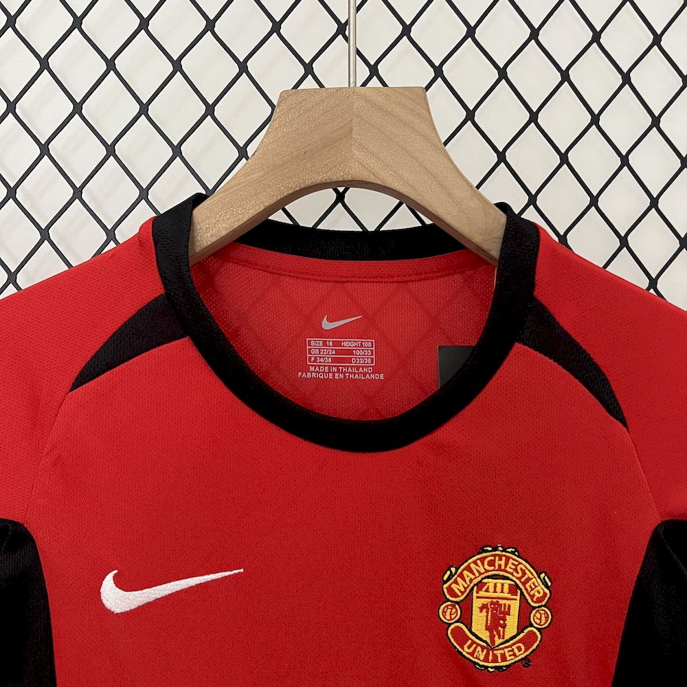Camisa e shorts retrô infantil Manchester United 2002/04