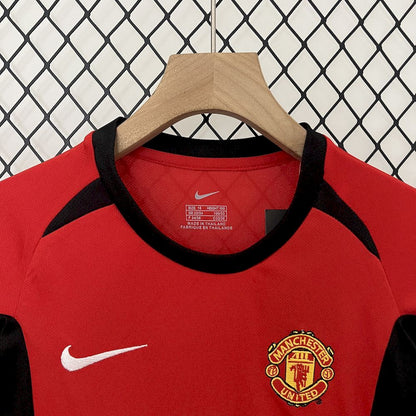 Camisa e shorts retrô infantil Manchester United 2002/04