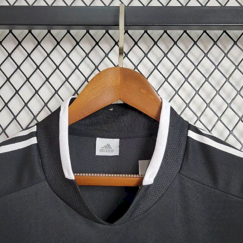 Camisa reserva retrô do Real Madrid 2004/05