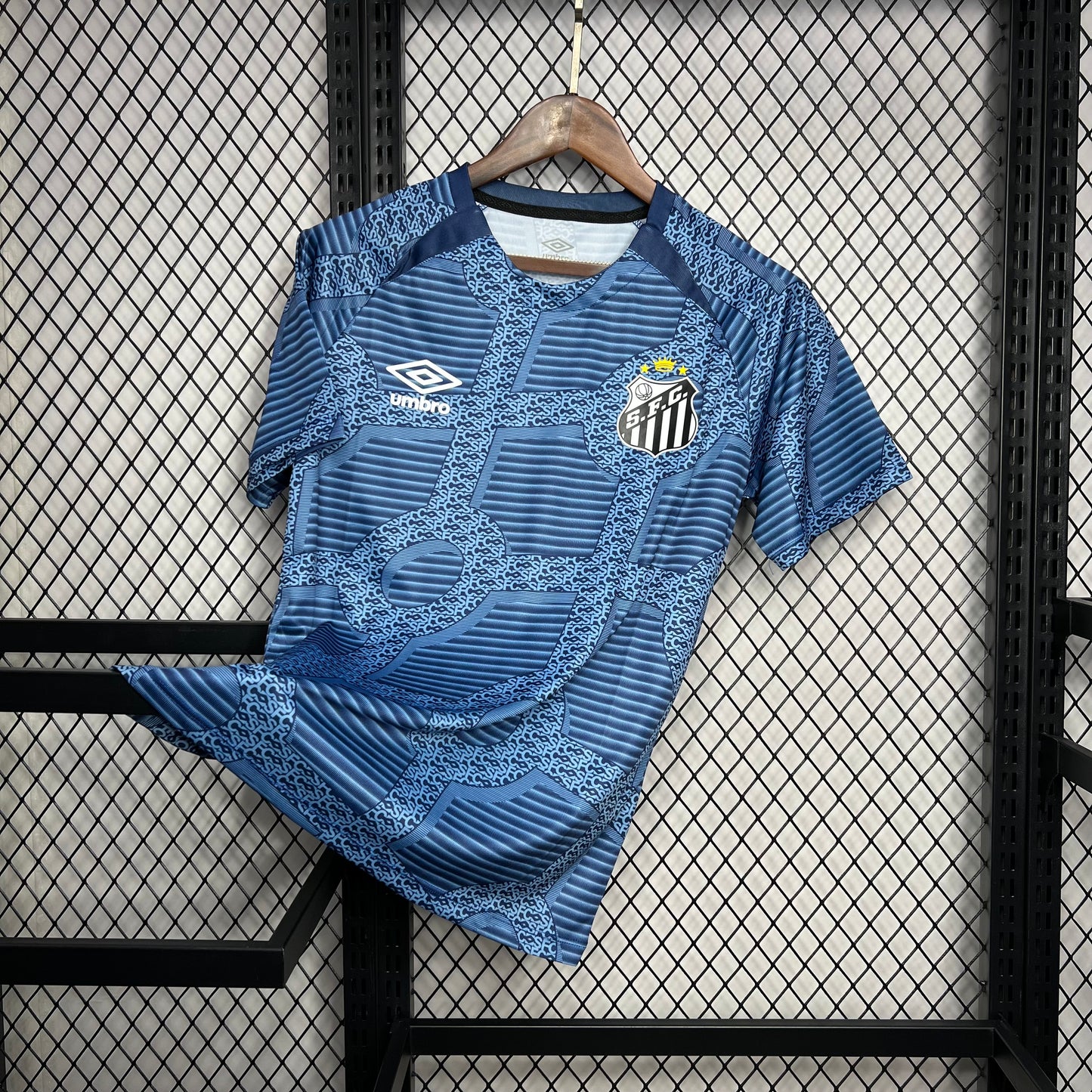 Camisa de treino pré-jogo do Santos 2024/25