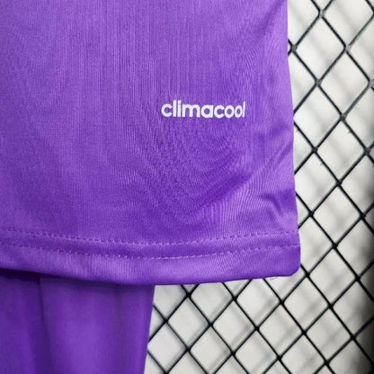 Camisa e shorts retrô infantil do Real Madrid 2017/18