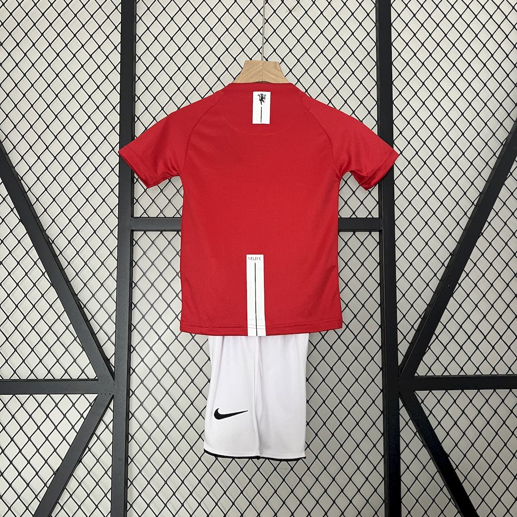 Camisa e shorts retrô infantil Manchester United 2007/08