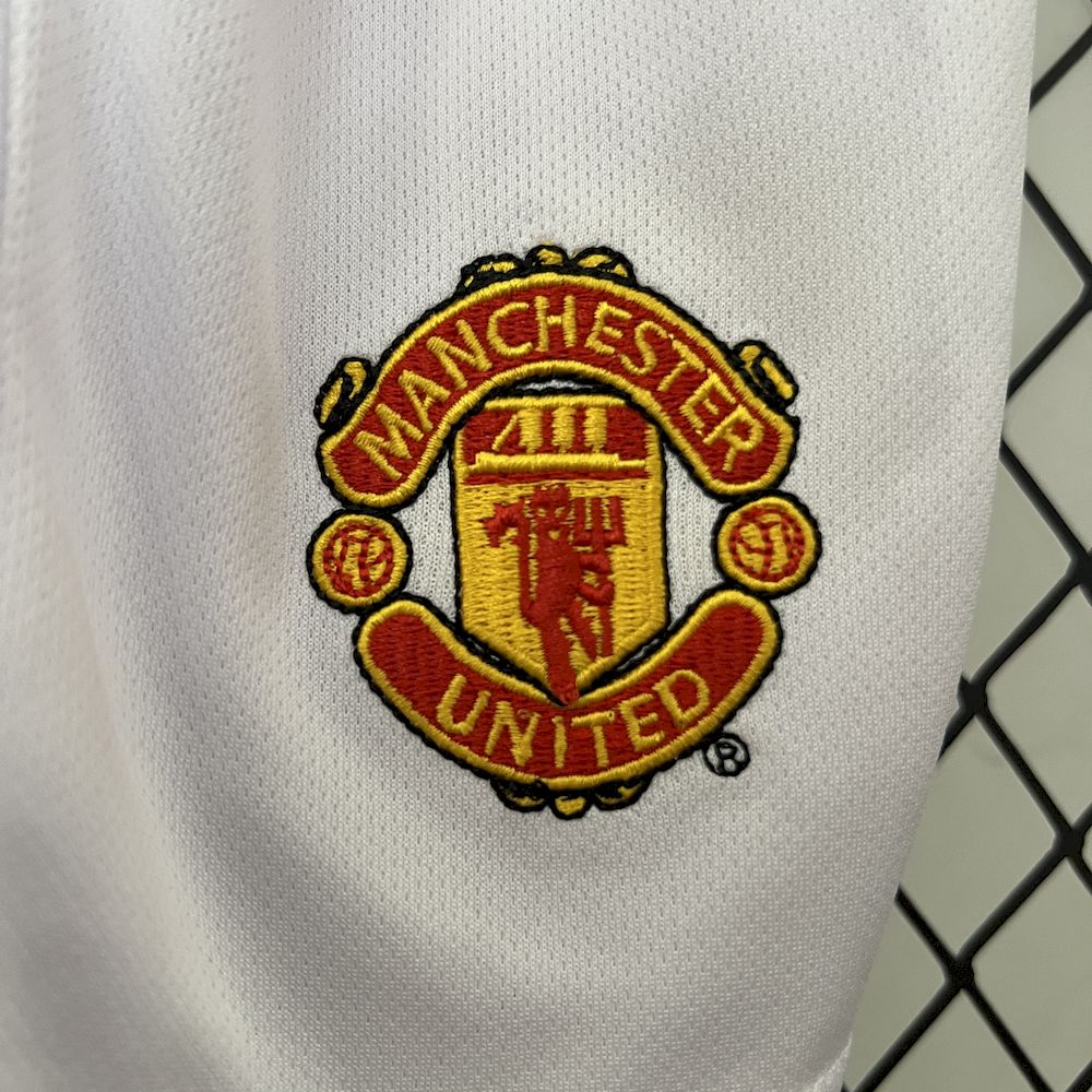 Camisa e shorts retrô infantil Manchester United 2004/06