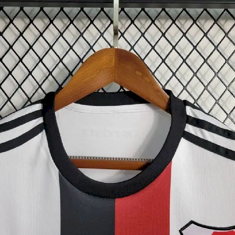 Camisa pré-jogo do River Plate 2023/24