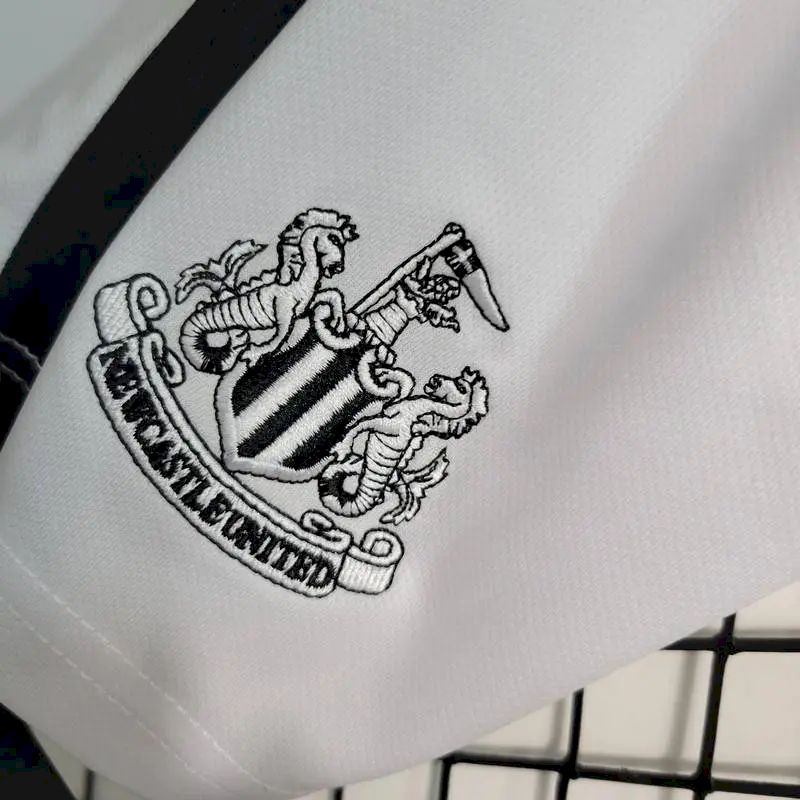 Kit reserva infantil do Newcastle United 2023/24