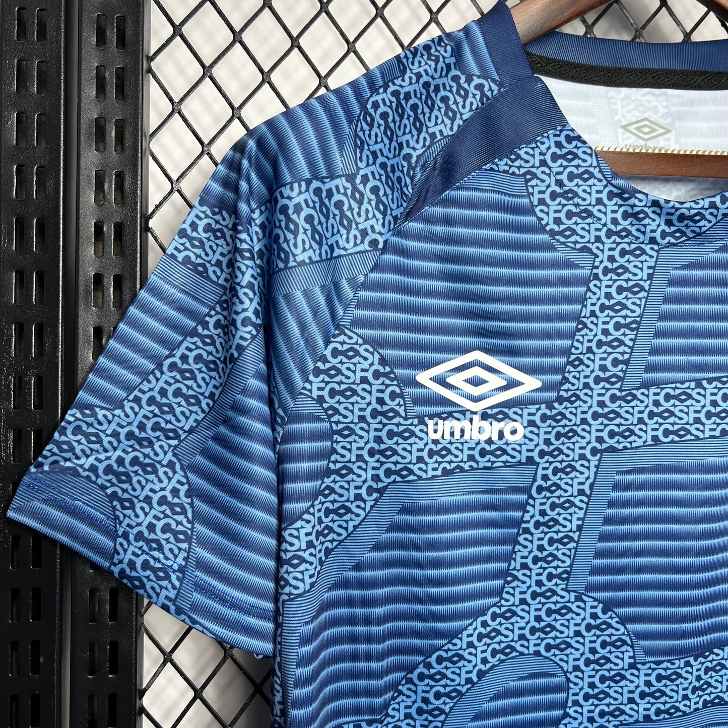 Camisa de treino pré-jogo do Santos 2024/25