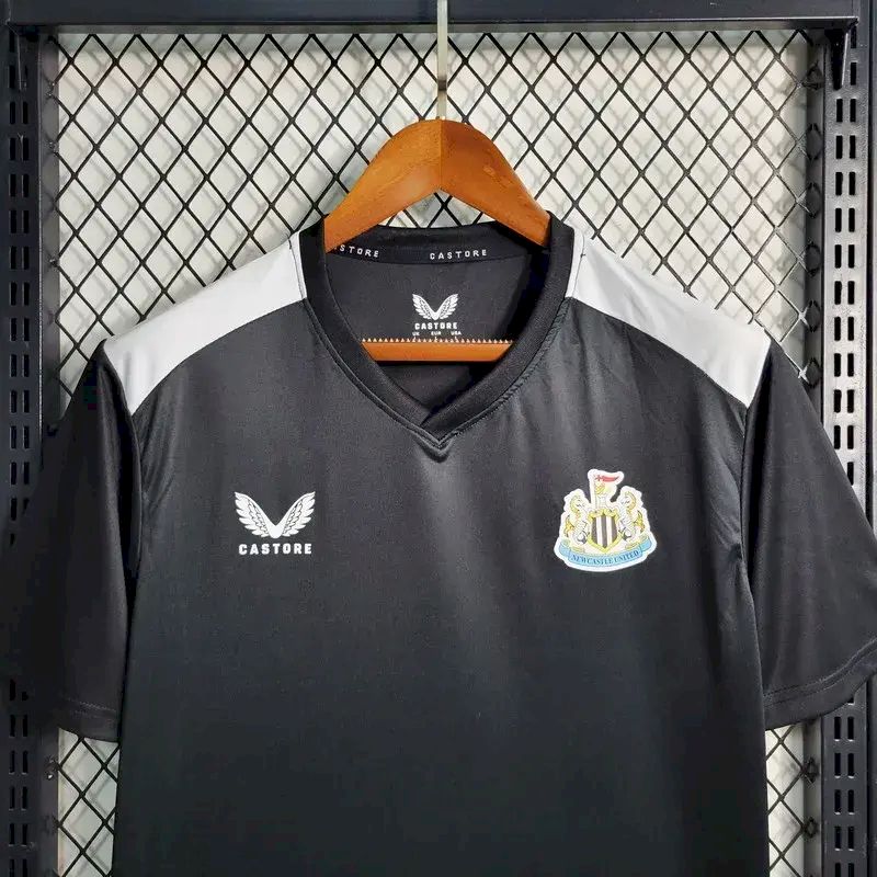 Camisa de treino pré-jogo do Newcastle United 2023/24