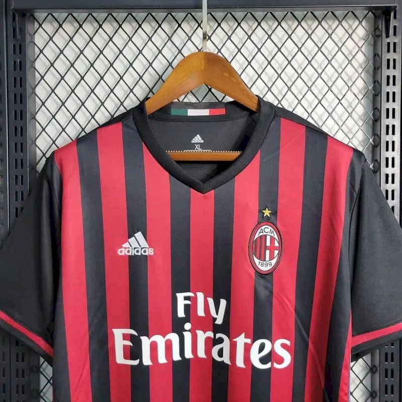 Camisa retrô titular do AC Milan 2016/17