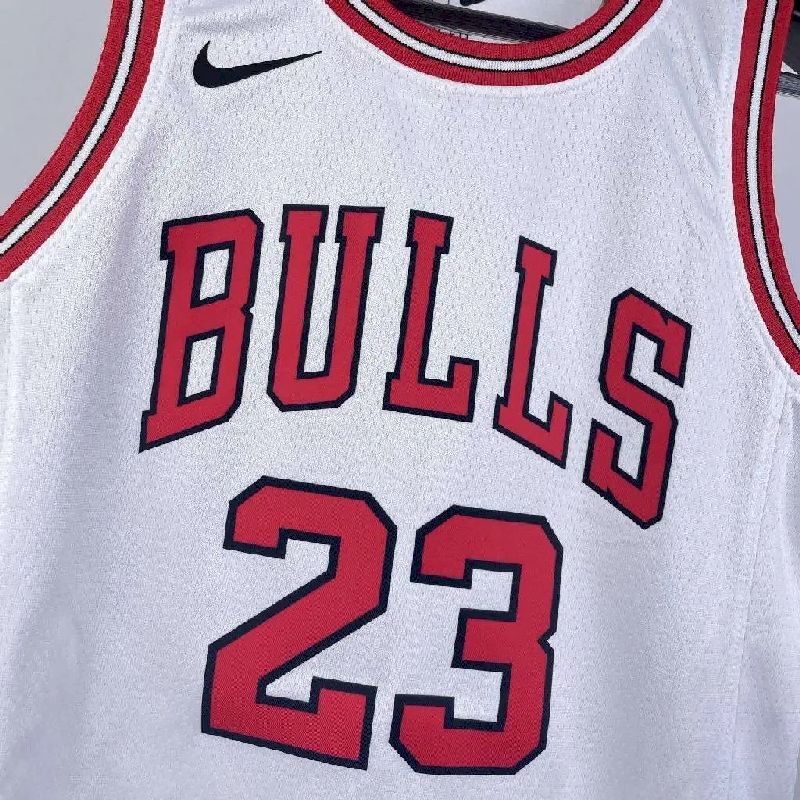 Camisa branca do time juvenil Michael Jordan