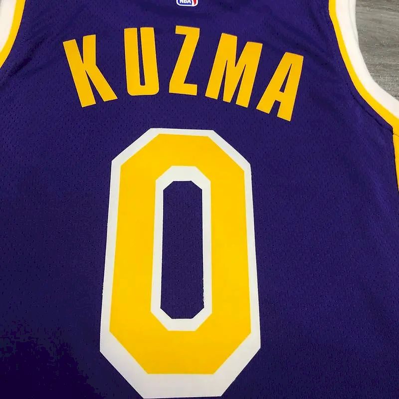 Camisa masculina Kyle Kuzma 2020-21 roxa Swingman versão jogador – Edição Statement
