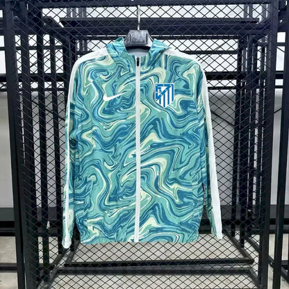 Corta-vento verde e branco 2025/26 do Atlético de Madrid