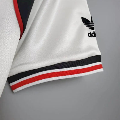 Camisa branca retrô do Manchester United de 1985