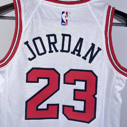Camisa branca do time juvenil Michael Jordan