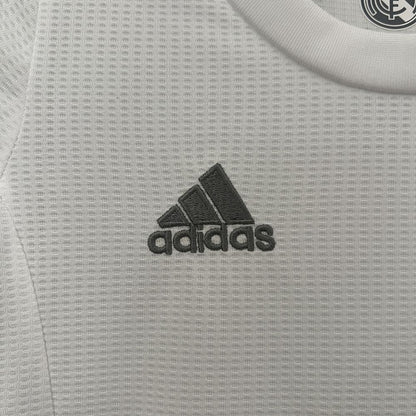 Camisa e shorts retrô infantil do Real Madrid 2015/16