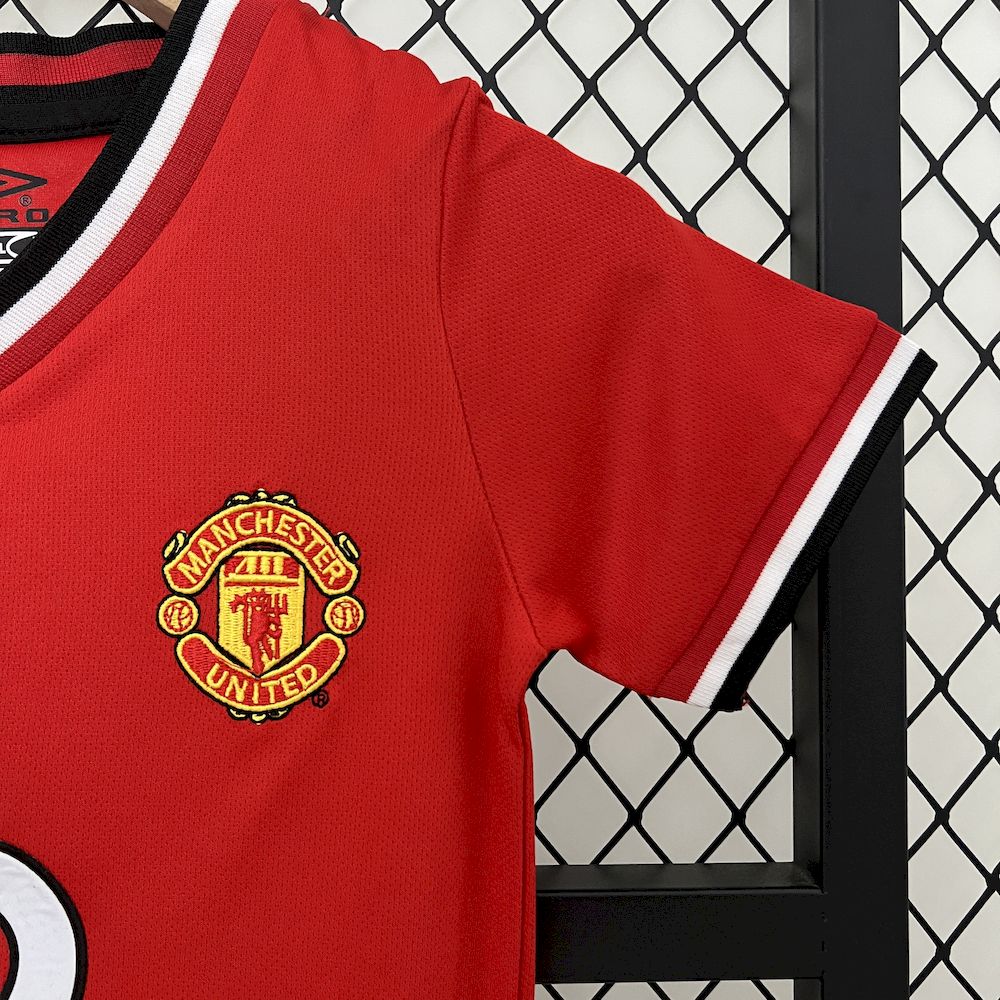 Camisa e shorts retrô infantil Manchester United 2000/02