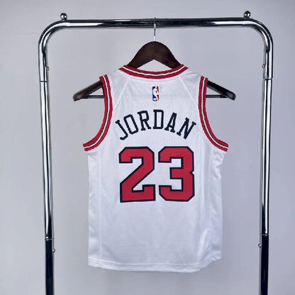 Camisa branca do time juvenil Michael Jordan