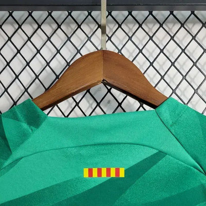 Kit de goleiro infantil verde do Barcelona 2023/24
